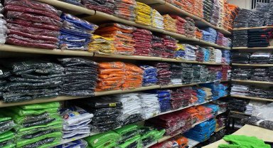 Çarşı pazarda okul kıyafeti alışverişi telaşı