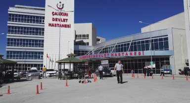 D100'de otomobil bariyerlere çarptı: 1 ölü, 5 yaralı
