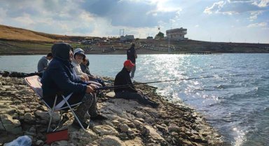 Denizi olmayan Sivas'ta oltasını alan baraja koştu
