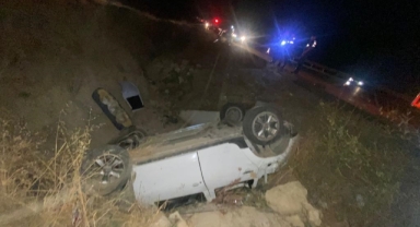 Devrilen otomobilde sıkışan 3 kişiyi itfaiye kurtardı
