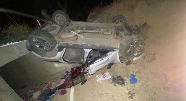 Devrilen otomobilde sıkışan 3 kişiyi itfaiye kurtardı