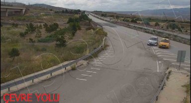 Dikkatsiz sürücülerin kaza anı güvenlik kamerasında