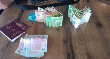 Dinlenme tesisinde unutulan içinde döviz bulunan çantayı polise teslim etti