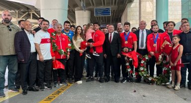 Dünya Şampiyonası'nda Türkiye'ye madalyalar ile dönen grekoromen güreşçilere başkentte coşkulu karşılama