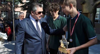 Endüstriyel Robotik Kol Kategorisi'nde dünya birincisi ve ikincisi olan öğrencilere ödül verildi