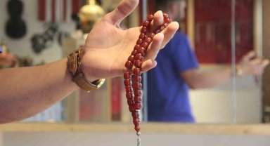 Erkekler satın alırken fiyatına bakmıyor, bu tespihler 500 bin liraya kadar alıcı buluyor