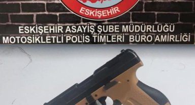 Eskişehir'de 8 şüpheli 3 tabanca, uyuşturucu madde ve çalıntı motosiklet ile yakalandı