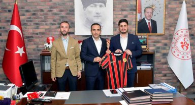 Eskişehirspor yöneticileri Eskişehir Gençlik ve Spor Müdürü Osman Ercan'ı ziyaret etti