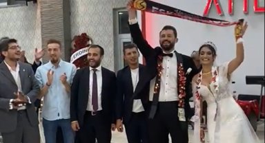 Eskişehirsporlu çift marşlarla düğün salonunu tribüne çevirdi