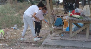 Evlerinden getirdikleri süpürge ve küreklerle temizlik yaptılar