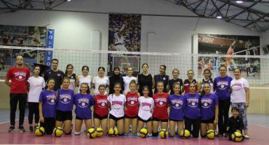 Genç voleybolcular, Filenin Sultanları'nı örnek alıyor