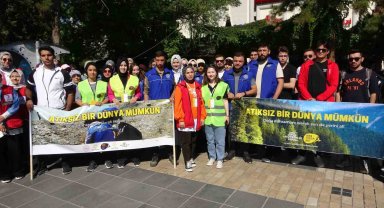 Gençler bir araya geldi, çevreyi temizledi