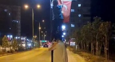 Gençlerin bayrak hassasiyeti duygulandırdı