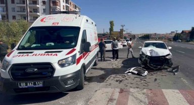 Hafif ticari araçla otomobil çarpıştı: 3 yaralı
