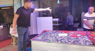 Hamsi kilosu 100 liradan tezgahlardaki yerini aldı