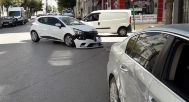 İki aracın karıştığı kazada maddi hasar oluştu