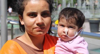İkizi depremde hayatını kaybeden Aybüke bebeğin yaşam mücadelesi