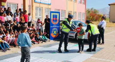 Jandarma 341 öğrenciye trafik eğitimi verdi