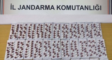 Jandarmanın şüphesi ele verdi: Durdurulan araçtan 462 adet hap ele geçirildi