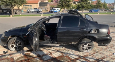 Karaman'da faciadan dönüldü: Otomobil, otobüs durağına çarparak takla attı