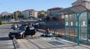 Karaman'da faciadan dönüldü: Otomobil, otobüs durağına çarparak takla attı