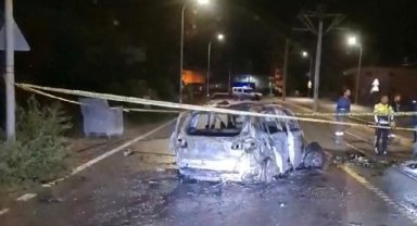 Katener direğine çarparak alev topuna dönen otomobilin sürücüsü ağır yaralandı