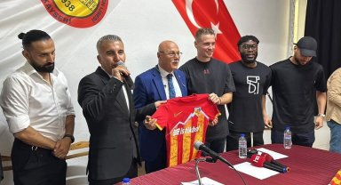 Kayserisporlu futbolcular öğrencilerle buluşup halay çekti