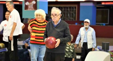 Keçiören'de huzurevi sakinleri bowling oynadı