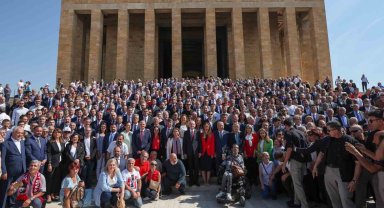 Kılıçdaroğlu, CHP'nin 100'üncü yıl etkinlikleri çerçevesinde Anıtkabir'i ziyaret etti