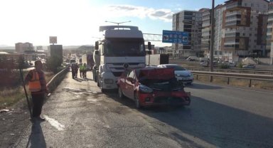 Kırıkkale'de zincirleme kaza: Otomobil hurdaya döndü, 2 kişi yaralandı