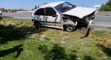 Kontrolden çıkan araç bariyerlere çarptı