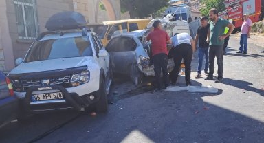 Kontrolü kaybolan minibüs önce araçlara sonra yayalara çarptı: 1 Ölü