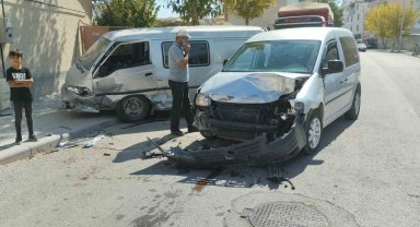 Konya'da kamyonet ile hafif ticari araç çarpıştı: 2 yaralı