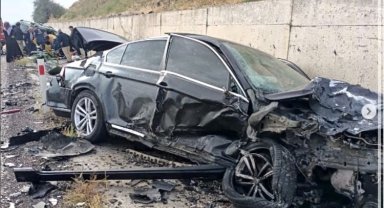 Makam aracı ile otomobil hafif ticari araç çarpıştı: 3 yaralı