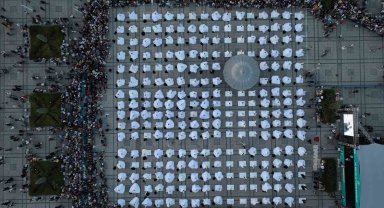 Mevlana'nın huzurunda 250 semazen aynı anda sema icra etti