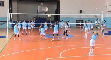 Minik voleybolcular son kez sahaya çıktı