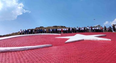 Muhsin Yazıcıoğlu anısına 1800 rakımlı tepeye 700 metrekarelik Türk bayrağı yapıldı