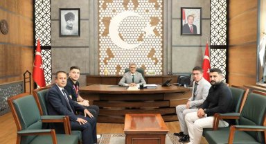 Niğde Valisi, Dünya Şampiyonu Ahmet Talha Kacur'a Hediye