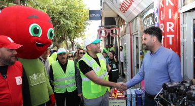 Niğde'de Dünya Temizlik Günü'nde esnafa süpürge ve faraş dağıtıldı