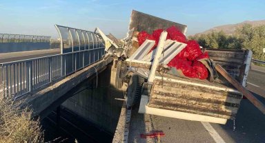 Niğde'de kamyonet bariyerlere çarptı: 1 yaralı