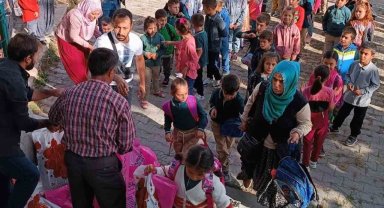 Öğrencilerin kırtasiye ihtiyaçlarını hayırsever aile giderdi