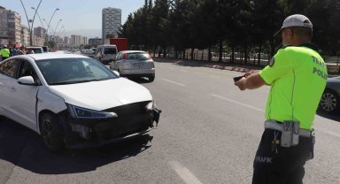Otomobilin bariyerlere çarptığı kazada ortalık savaş alanına döndü