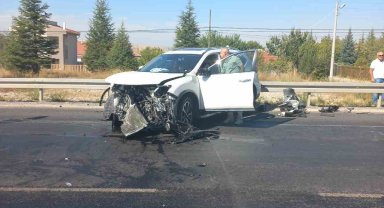 Otomobillerin kafa kafaya çarpıştığı kazada 4 kişi yaralandı