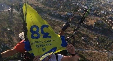 Paraşütte sözleşme imzaladı