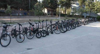Polisin baskın yaptığı evden 1,5 milyon liralık çalıntı bisiklet ve motosiklet çıktı