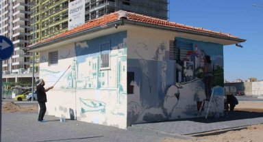Ressam baba ve kızı duvarları tabloya dönüştürüyor