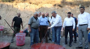 Salça Günlerinde Vatandaşlar Hem Salça Kaynatıyor, Hem Kaynaşıyor