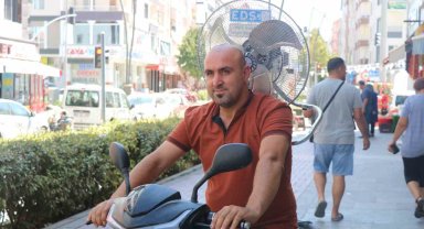 Sıcaktan bunalan vatandaş motosiklete vantilatör taktı