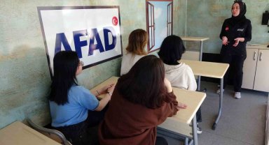 Simülasyon tırı ile depremi birebir yaşadılar