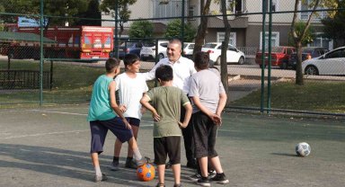 Sincan Belediye Başkanı Ercan çocuklarla top oynadı